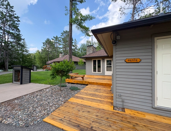 Petite cottage with entry way patio